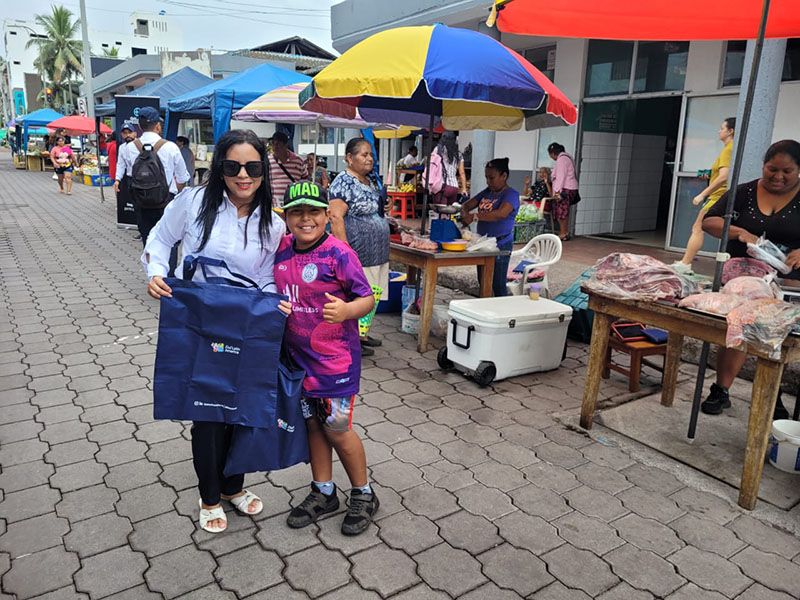 Members of Patitas Azules promoting environmental awareness by collecting garbage in the Galapagos Islands