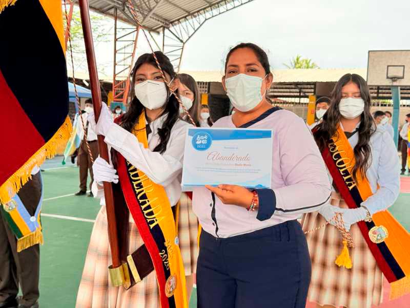 Members of Patitas Azules promoting environmental awareness by collecting garbage in the Galapagos Islands