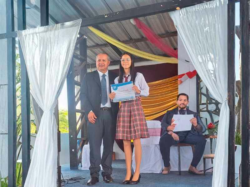 Members of Patitas Azules promoting environmental awareness by collecting garbage in the Galapagos Islands