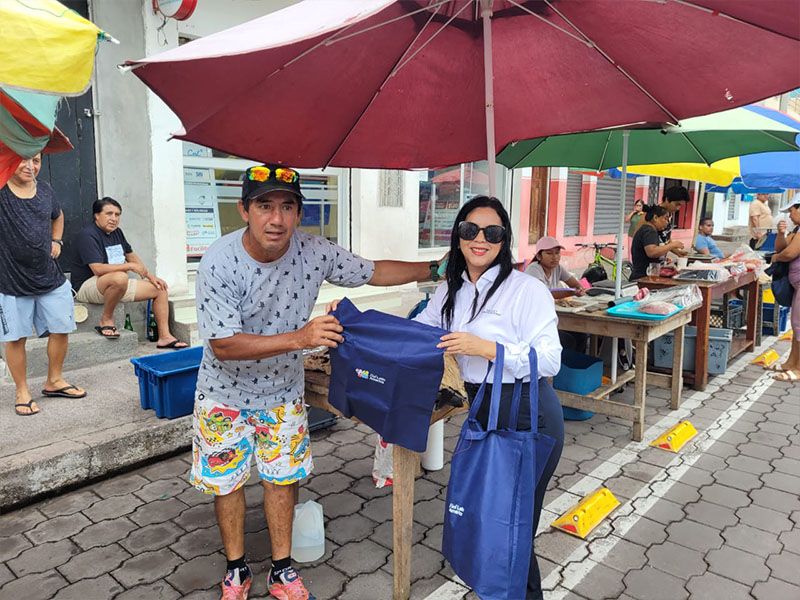Members of Patitas Azules promoting environmental awareness by collecting garbage in the Galapagos Islands